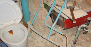 Профессиональный демонтаж перегородки ванной и туалета в Туймазах - от 582 рублей